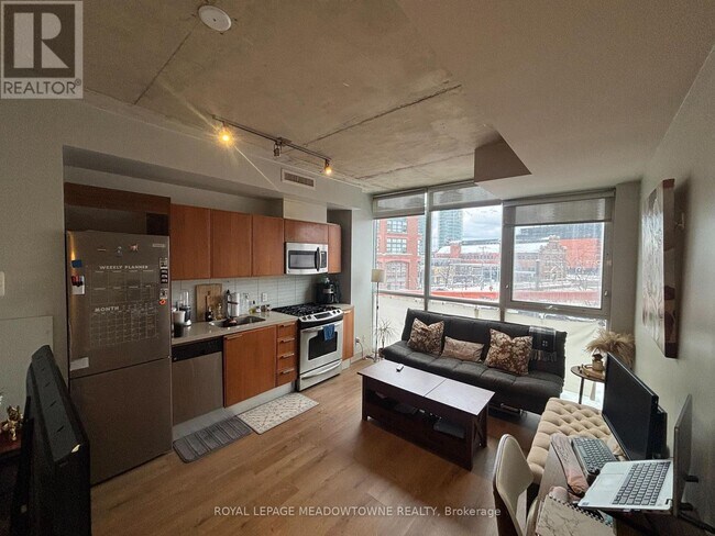 Building Photo - 318 King St E