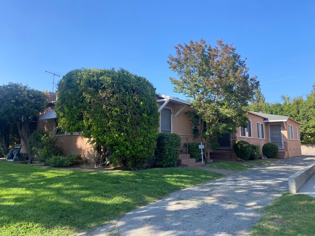 Building Photo - 150 N Beachwood Dr