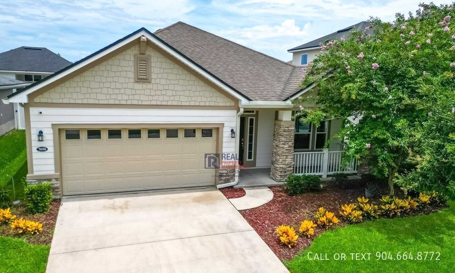 Foto principal - Spacious Bartram Park Preserve Home with L...