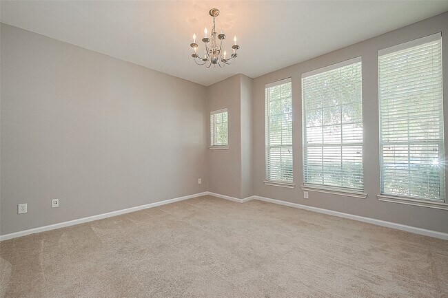 Foto del edificio - 5203 Heatherdawn Ct