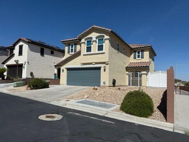 Building Photo - Spacious 4-Bedroom Home with Loft, Views &...