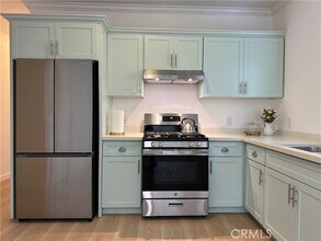 Building Photo - 956 E 43rd St