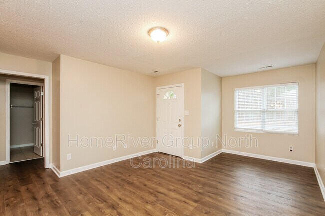 Foto del edificio - 313 Springhill Ln