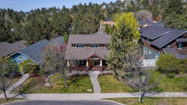 Foto del edificio - **Spacious 4-Bedroom Craftsman Home on Awb...
