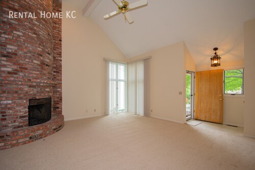 Building Photo - Elegant and Spacious Maint-provided Townho...