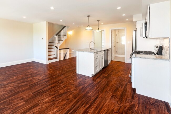 Building Photo - 1904 Washington St