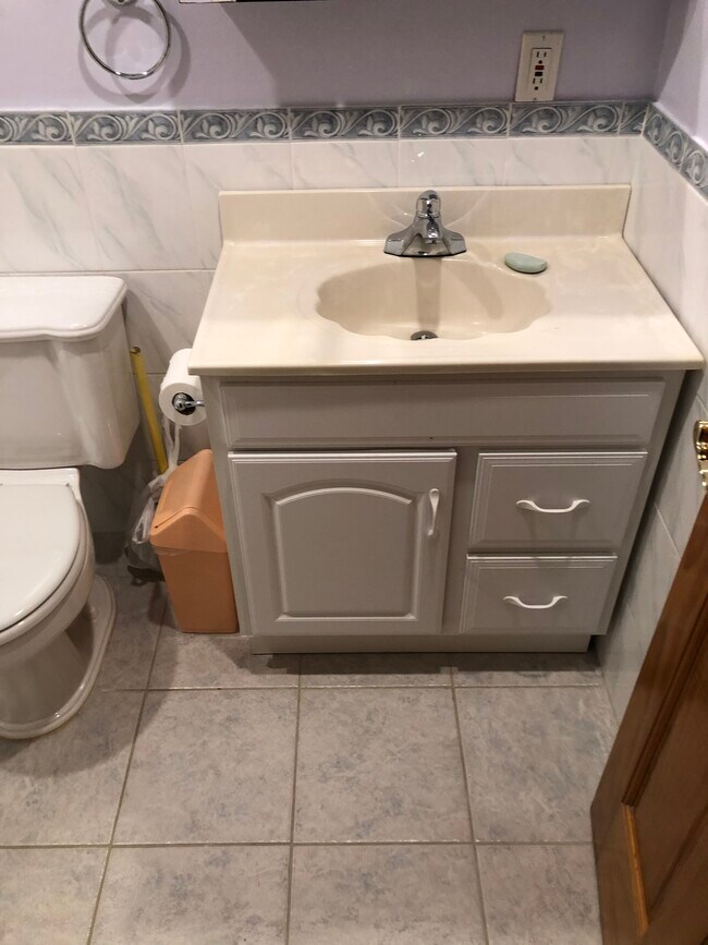 Baño - 66 Luyster St