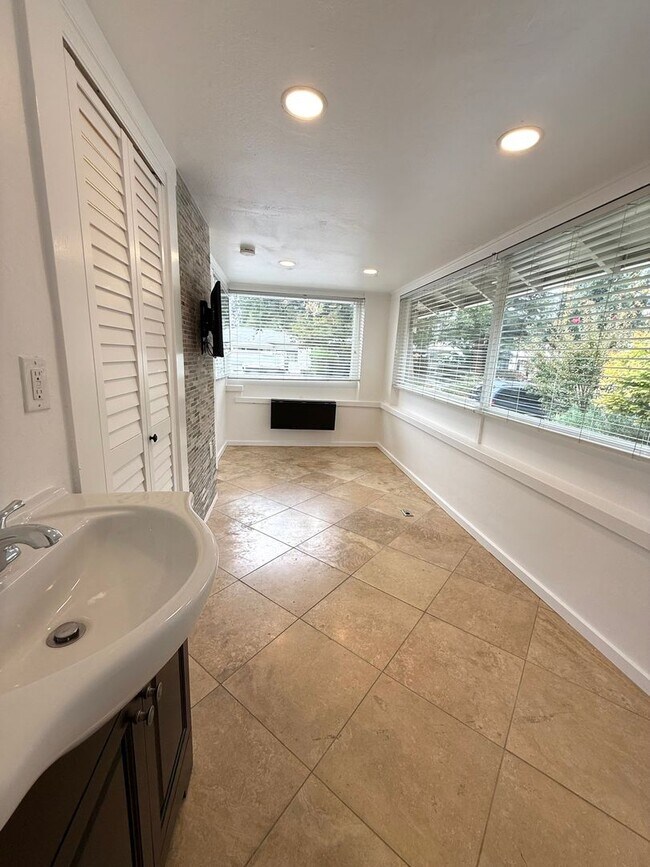 Building Photo - Hawthorne