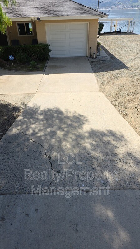 Foto del edificio - 17977 Lakeshore Dr