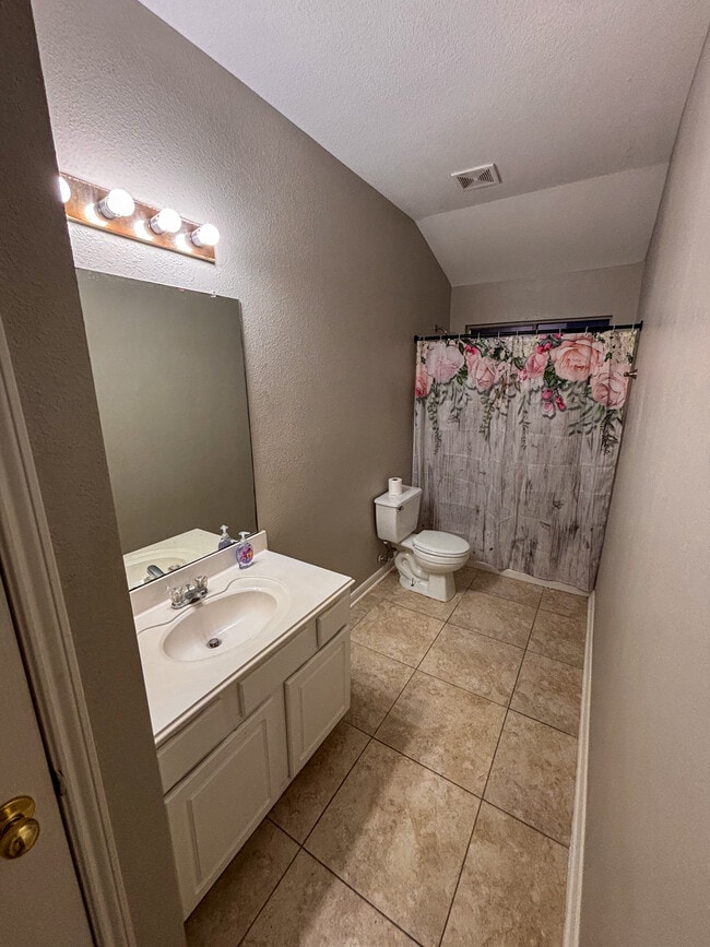 Shared Bathroom - 521 Small Cedar Dr