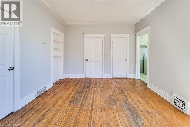 Photo du bâtiment - 254 Emerald St N