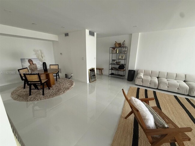 Foto del edificio - 9381 E Bay Harbor Dr