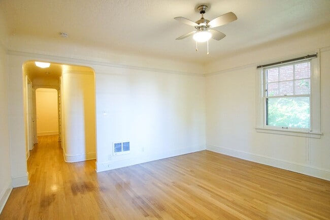 Building Photo - Gorgeous Corner 1-Bed with Built-ins in Coveted NW Location!