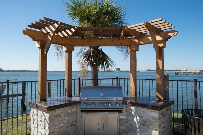 Waterfront Grill - Encore on the Bay Apartments