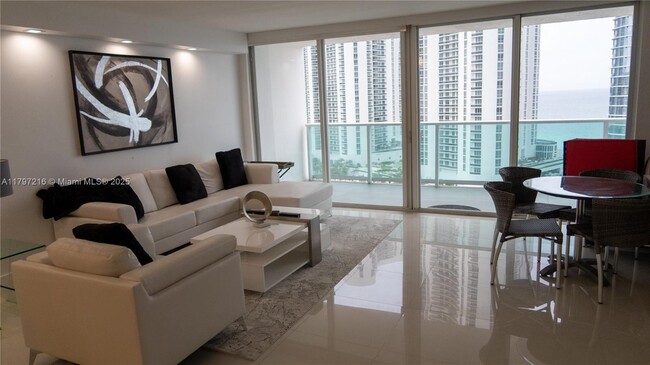 Foto del edificio - 100 Bayview Dr