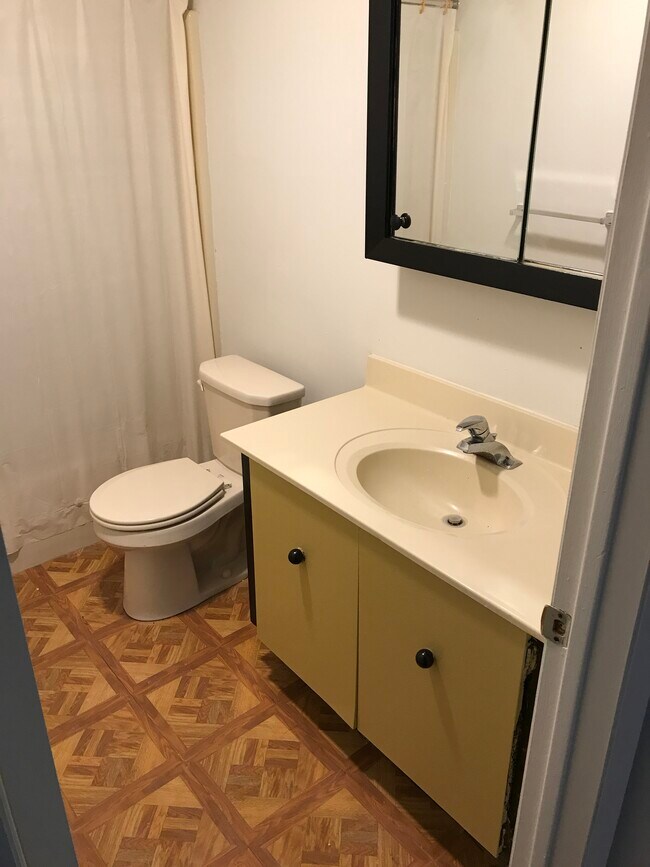 Foto del edificio - 701 Meadowbrook Dr