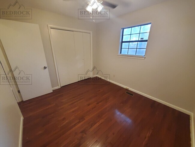 Building Photo - 3419 Mastin Lake Rd NE