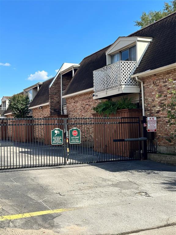 Building Photo - 2711 Briarhurst Dr
