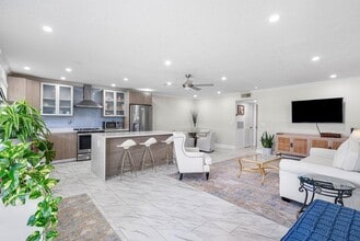 Building Photo - 810 High Point Dr W Building Photo - 810 High Point Dr W