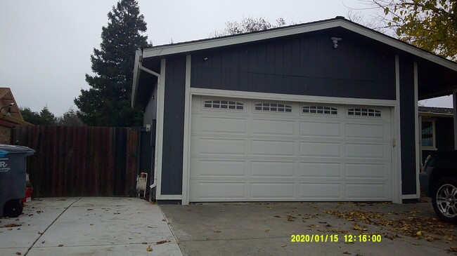 Building Photo - 945 Davis St.