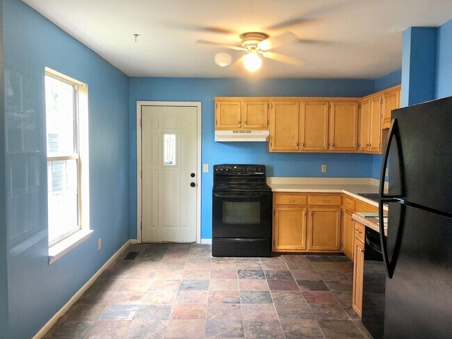 Building Photo - Charming 2-Bedroom Home on Electric Avenue...
