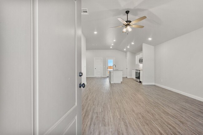 Building Photo - Pre-leasing for July in Bell Farms!