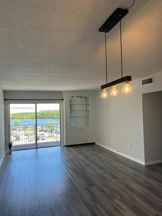 Foto del edificio - 400 Kings Point Dr