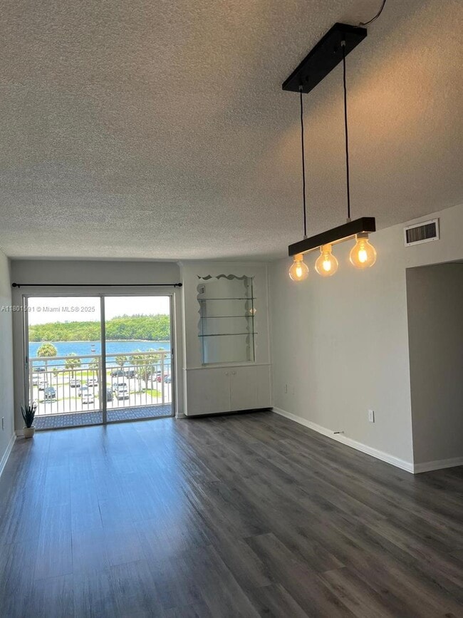 Building Photo - 400 Kings Point Dr