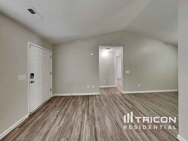 Building Photo - 2437 River Chase Dr