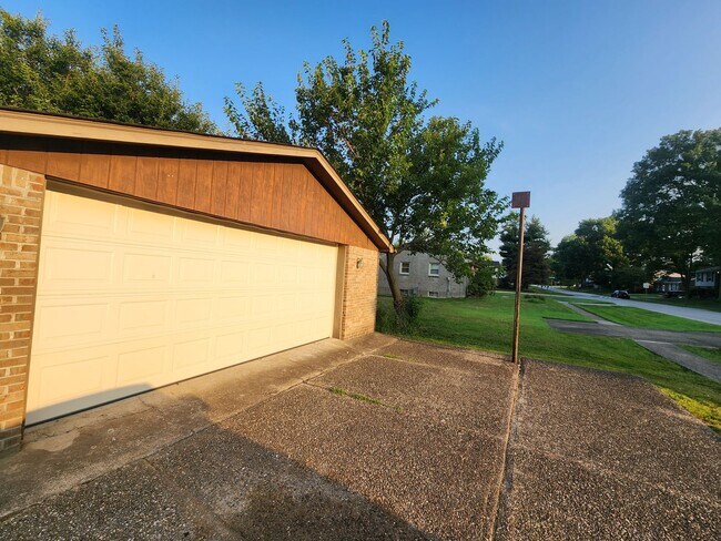 Foto del edificio - Lovely 4 bedroom 2 full bath bi-level home with large garage