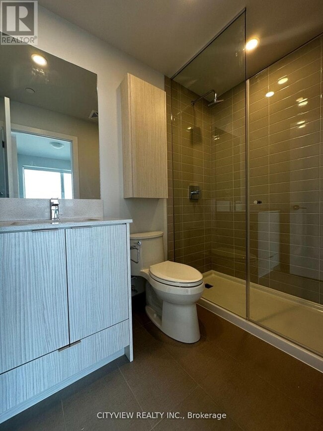 Photo du bâtiment - 430-2430 Square One Dr