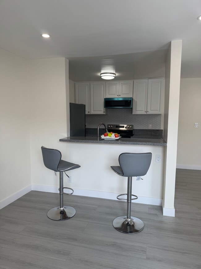 Building Photo - 142 S Normandie Ave