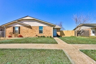 Building Photo - 2121 Meench Dr
