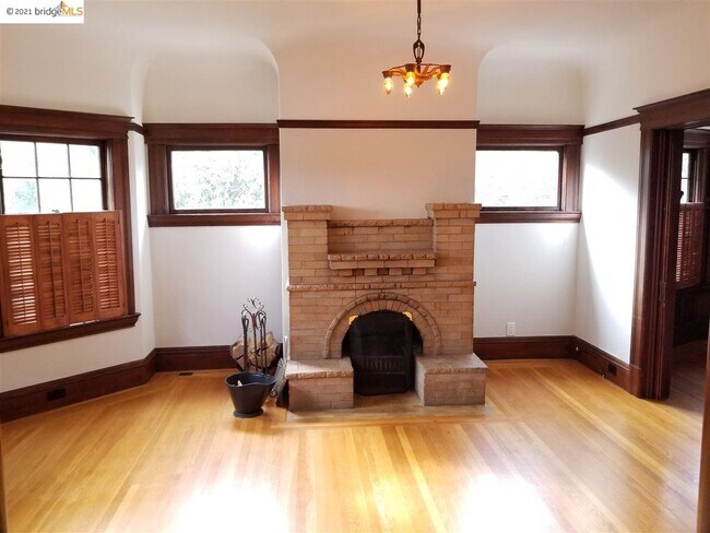 Building Photo - 933 Kingston Ave