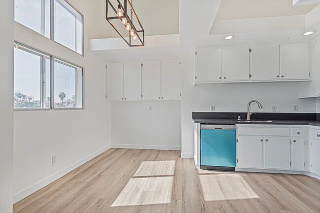 Foto del edificio - Stunning One Bedroom LOFT with Vaulted Cei...