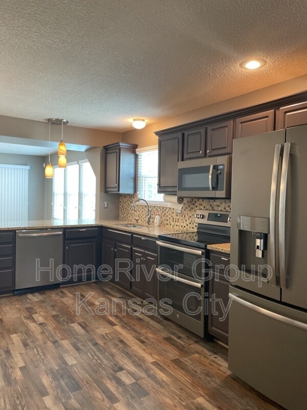Foto del edificio - 9822 N Lewis Ave