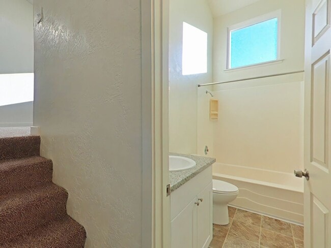 Building Photo - Comfortable 1 Bedroom Townhouse ~ South Corvallis