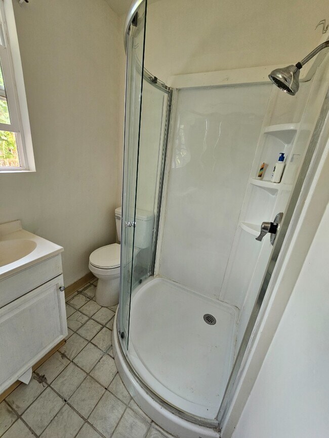 Foto del edificio - 2 Bed / 1 Bath Apartment with 1 Parking. Shared Laundry