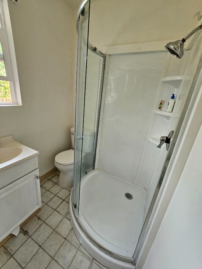 Building Photo - 2 Bed / 1 Bath Apartment with 1 Parking. Shared Laundry
