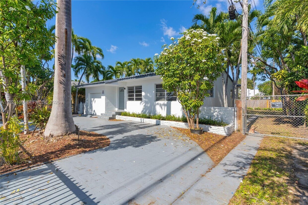 Foto principal - 2221 SW 13th St