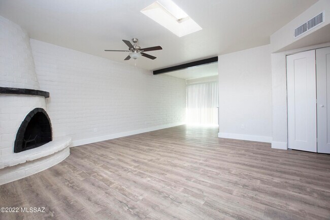 Building Photo - 4073 E Lee St