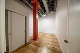 Building Photo - 635 W Lakeside Ave