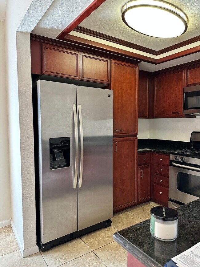 Cocina con refrigerador nuevo - 408 N Imperial Ave