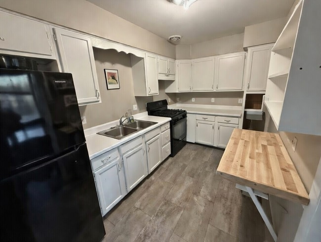 Building Photo - 921 College Ave