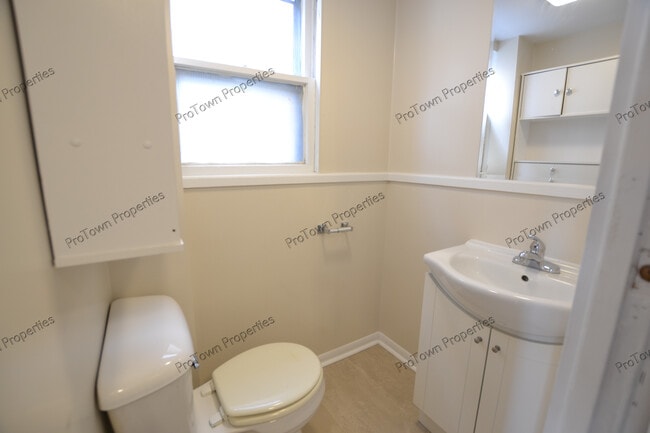 Building Photo - 215 N Broadway St