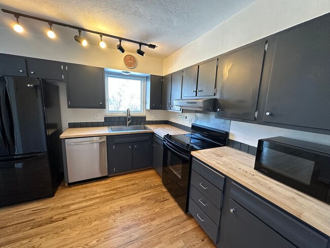 Building Photo - South Boulder Gem: 3 Bed, 2 Bath with Stunning Flatiron Views & Hardwood Flooring throughout!