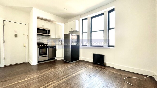 Building Photo - 45 Tiemann Pl