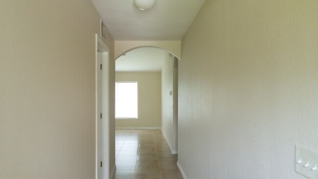 Foto del edificio - !!! AVAILABLE NOW !!!   !!!PRICE REDUCED!!...