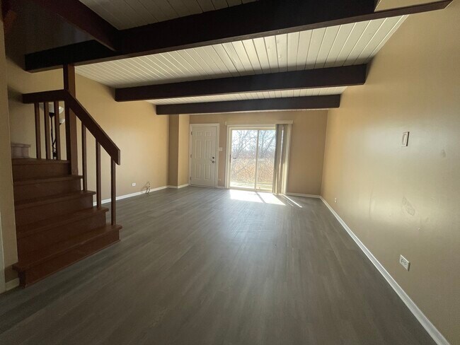 Building Photo - 527 Meadow Green Ln