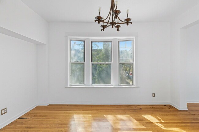 Comedor - 1253 S Avers Ave